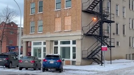 لا أحد يعرف عدد المنازل المهجورة في وسط مدينة كندا، لأن لا أحد يستطيع الخروج من وسط المدينة حياً.