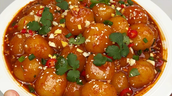 Chỉ cần ba củ khoai tây là có ngay một tô lớn viên khoai tây chua cay, dai dai, chua chua cay cay, c