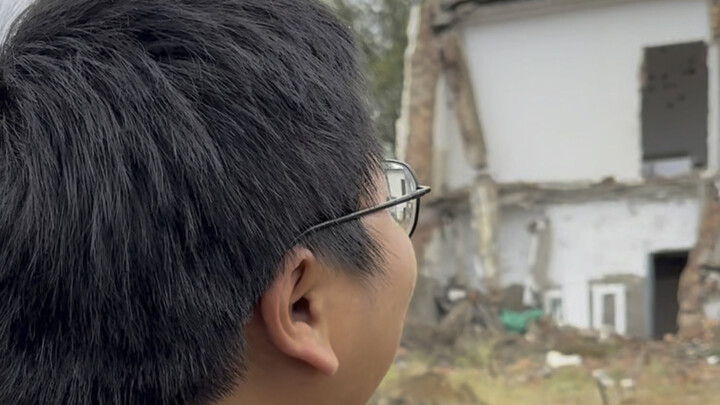 Someone asked me when my idol would fall from grace? Still chasing bees, that's the young man.