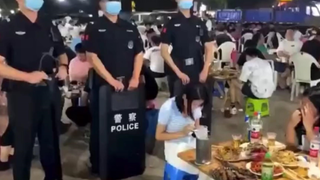 ”烧烤摊：这安全感就离谱！！！“