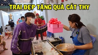 DIVA Cát Thy sung sướng vì được Trai đẹp tặng quà - Ẩm thực Cha Rồng