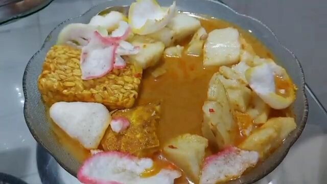 makan ketupat sayur