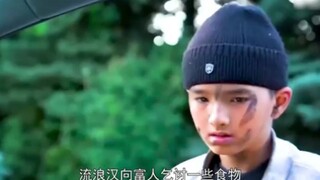 流浪男孩打倒劫匪，拯救了一个家庭！