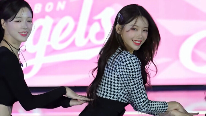 脱鞋跳舞性感可爱💃 完全展现雅英曼妙身材