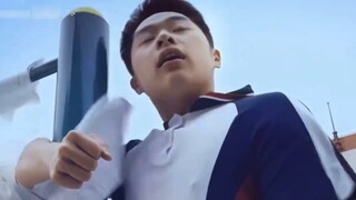 Burung kosmik aneh mendarat di iklan Tiongkok