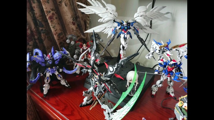 Akhirnya berkumpullah kelima tubuh Gundam w yang menurut saya paling ganteng