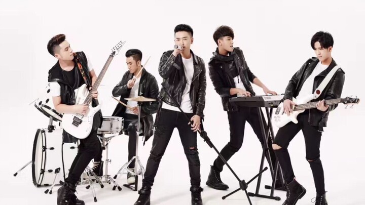 Grup pria MIC | Goyangan kepala di ruang latihan yang sampai bikin mual dan muntah—kalau bilang engg