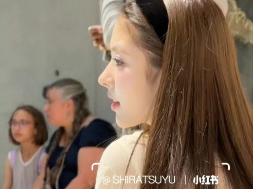 ANNA unexpectedly spotted in Paris! This overwhelming beauty... cr.xhs shiratsuyu