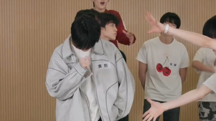 【黄朔】顶级松弛感｜手长腿长氛围感拿捏