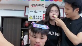 Anh Tiểu Dương cho chị Tiểu Dương ăn phô mai que "nhập khẩu", nhưng bị chị Tiểu Dương phát hiện và d