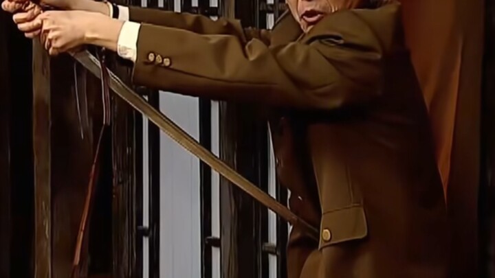 Đội trưởng Giả, làm ơn giả vờ ngăn tôi một chút…