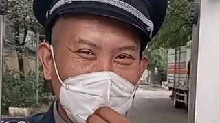 Nhân viên bảo vệ mới của cộng đồng chúng tôi đang trong ngày làm việc đầu tiên và có vẻ như anh ấy c