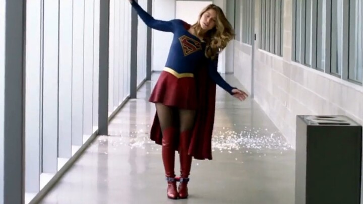 Supergirl subdued by gravity shackles (Supergirl S04E01)