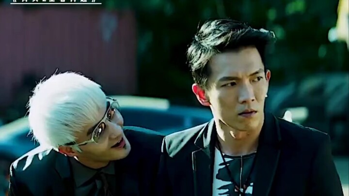 "الأخ الأبيض المتعالي: لا يرفع رأسه وهو يمشي ولا ينحني بعمق عند التحية" – "الزعيم 2: العودة من جديد"