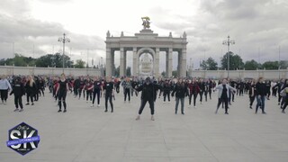Flash mob tarian acak Stray Kids di Rusia