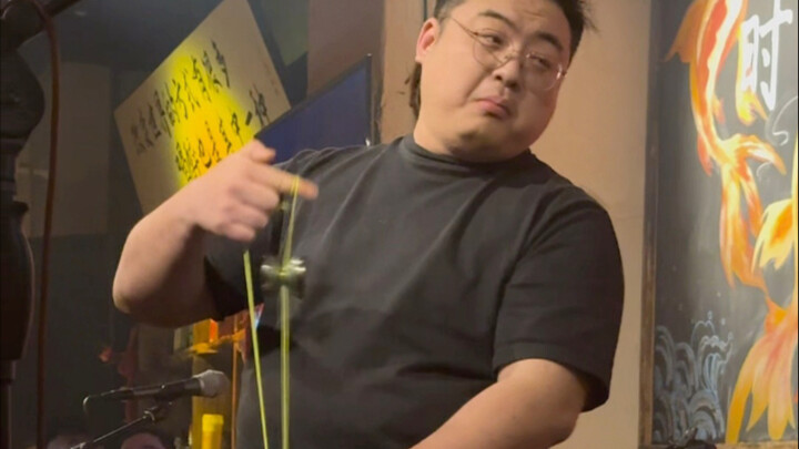Brother Chen promotes Kun Kun’s album at offline events.
