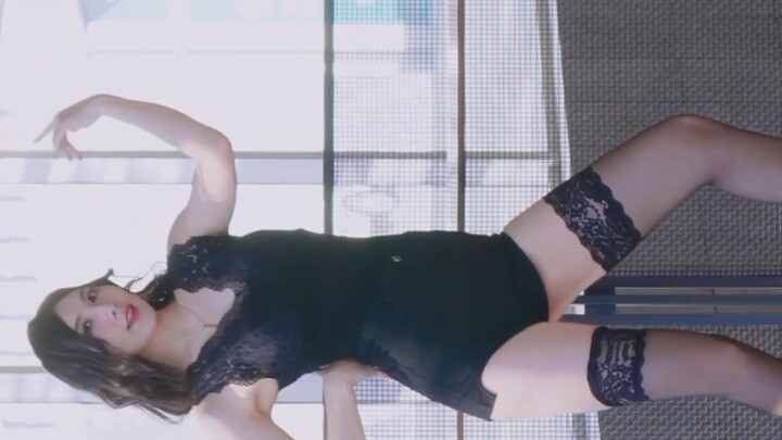 Màn hình tràn viền 4k, niềm yêu thích của các cô nàng da đen