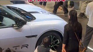 طفل من مواليد ما بعد عام 2010 في شنغهاي يبكي ويرفض بشدة في معرض السيارات، فقام الموظفون بإهدائه هداي