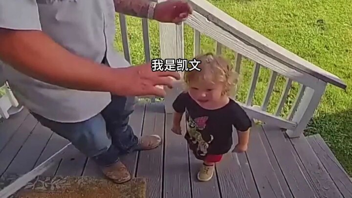 Thậm chí đôi khi ngay cả bố mẹ cũng chẳng phân biệt nổi cặp song sinh! 👥