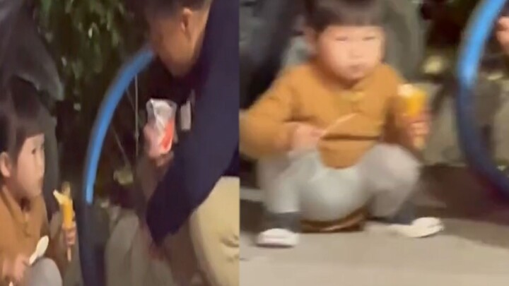 Hai bà cháu lén ăn kem bên đường bị mẹ bắt quả tang, cô con gái sợ đến mức ngồi xổm ngay tại chỗ, mặ