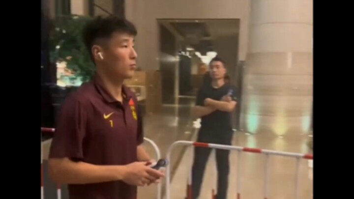 المنتخب الوطني الصيني يعود إلى الوطن بعد هزيمة مذلة أمام اليابان بنتيجة 0-7 ويلقى ترحيباً حاراً من ا