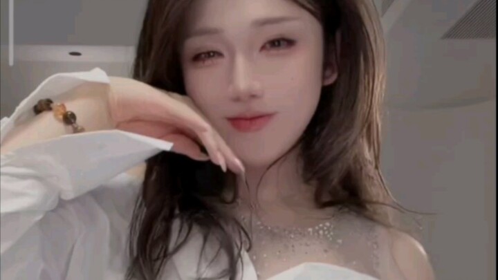 Bailitian finally moved into a bigger house and can now really let loose and dance to his heart's co