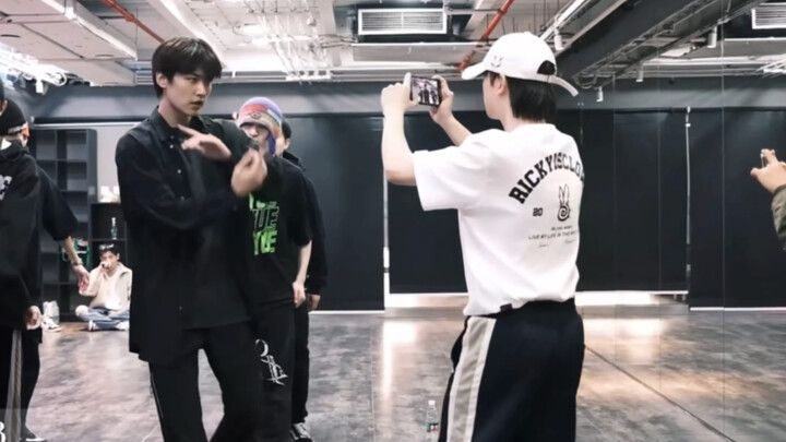 Zhou Keyu｜secara khusus mengundang Wu Hai untuk membantu menari dalam MV