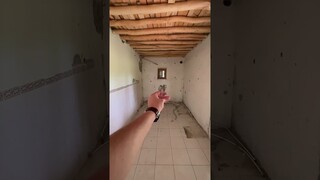 Hồng dọn dẹp nhà bán dép kiểu BẤT ỔN. Xưởng sản xuất dép Nguyễn Như Anh VÔ CÙNG BẤT ỔN.