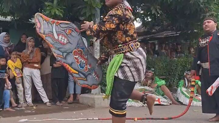kesenian jaran kepang-solah prabu celeng srenggj turonggo purbojoyo