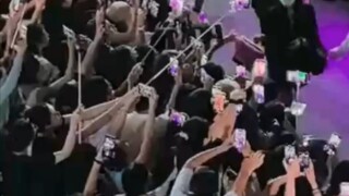 热巴到山东了，好多人啊，没想到山东阿丝这么多啊，得有几百阿丝了，好热烈的爱意