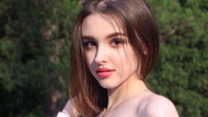 Seleb TikTok Uzbekistan, Elina Karimova, menyanyikan ulang lagu Bad Guy