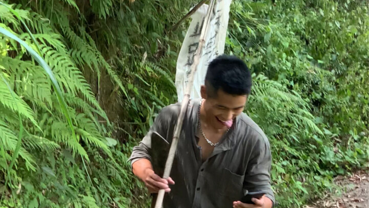 “Tôi là một nông dân, mang theo bên mình một con dao rựa cũng hợp lý thôi mà?”