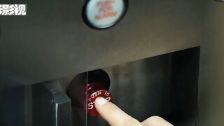 Saat naik lift, seorang pria tiba-tiba menyadari bahwa seorang anak nakal sengaja meletakkan tangann