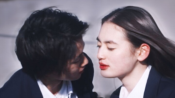 “Gió hè hòa quyện trong nụ hôn này.”