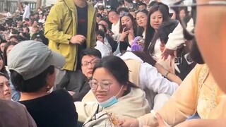万岁山游客发生争执打起来了，一旁的观众立马站起来看热闹！！