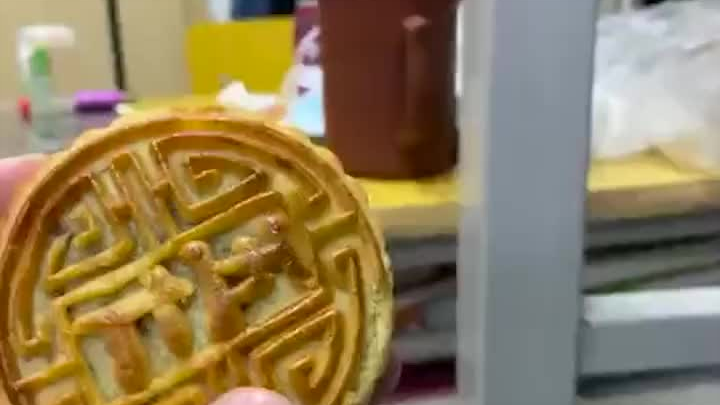 University gives students "hardcore" mooncakes: can't be smashed with a fist, can't be broken by hit