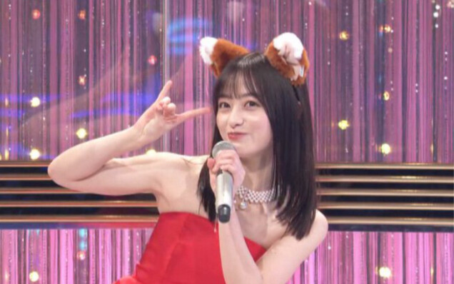 [Red and White Song Contest] Kanna Hashimoto dresses up as a fox and Yuka Kageyama makes a heart ges