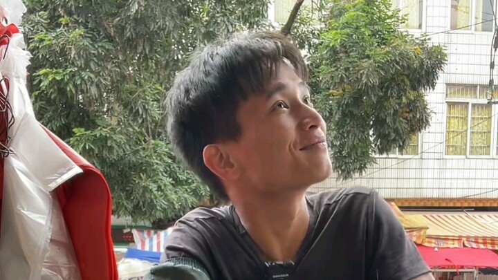 Seekor ikan nila seberat enam setengah kati diiris untuk hot pot