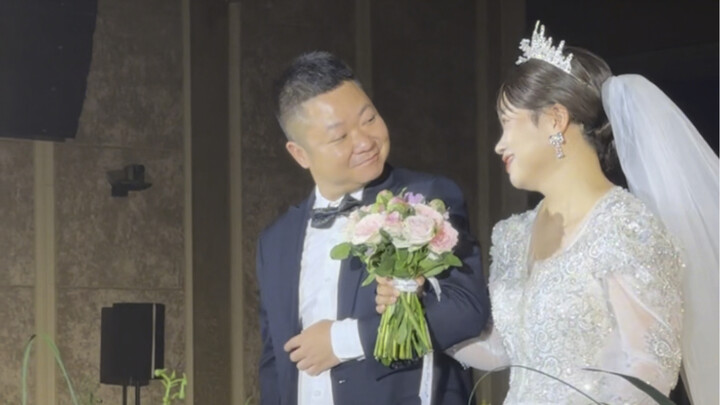 Đúng vậy, chúng tôi đã tổ chức lại một đám cưới cho cô ấy – người đang ở giai đoạn cuối của bệnh ung