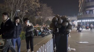 يبدو أن الأمر ممتع للغاية، حتى أن الفتاتين تدوران في مكانهما【خدعة 243】