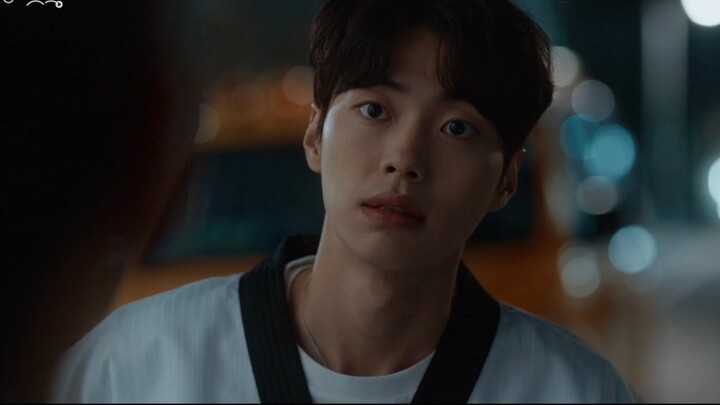 The puppy doesn't give in to the second male lead at all