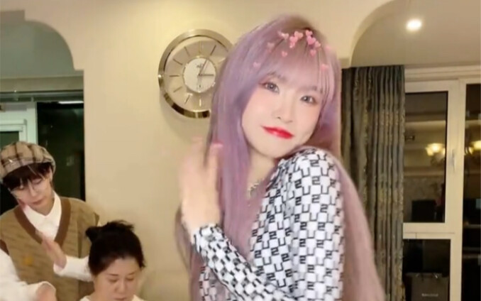 Mẹ Mo: Cái vung nồi đúng là một thằng nhóc tinh nghịch!