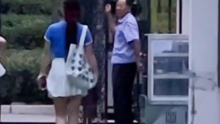 คุณลุงยามน่ารักประจำโรงเรียนอนุบาล จำลองท่าเดินตอนเลิกงานของครูอนุบาล