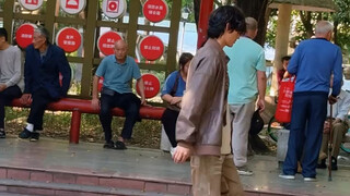 公园看到大爷滑太空步，心想着过去教他，可结果……