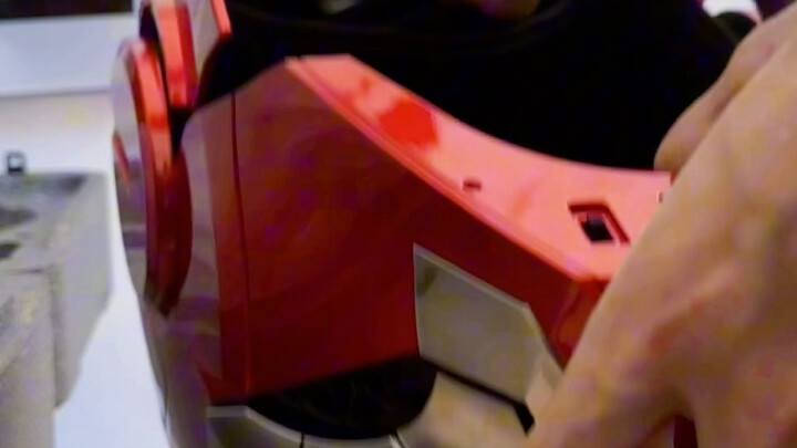 Genuine Iron Man helmet—so full of high-end mechanical flair!