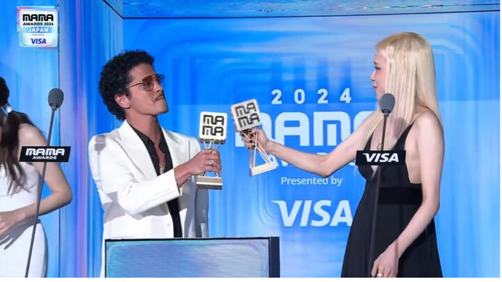 ROSÉ and Bruno Mars win the MAMA 2024 Global Sensation Award.