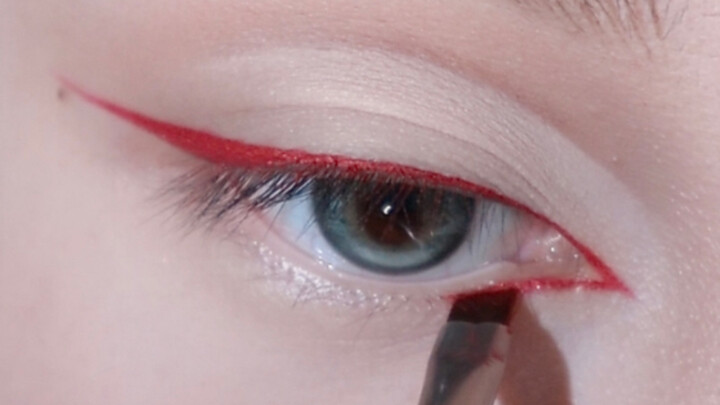 Eyeliner merah-hitam itu terlalu ekstrem