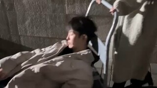 闺蜜自作聪明送喝醉的男同事回家结果不知道对方住几楼还好在楼下遇见了他的狗