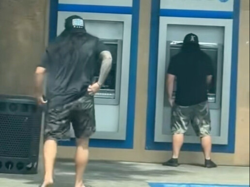 【TikTok】I Ran Into a Stranger Who Looks Exactly Like Me on the Street!