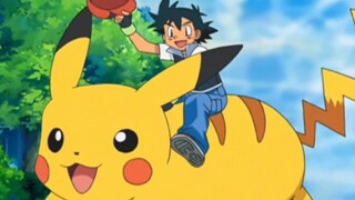 Setelah Xiaozhi mengecil, dia langsung menunggangi Pikachu. Kali ini giliran Pi Shen yang melindungi